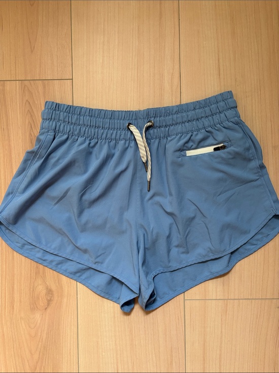 Vuori Pants - Vuori Clementine 2.0 2.5” Shorts. Size Small. Oasis Blue